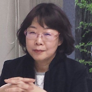 安達 瑠依子